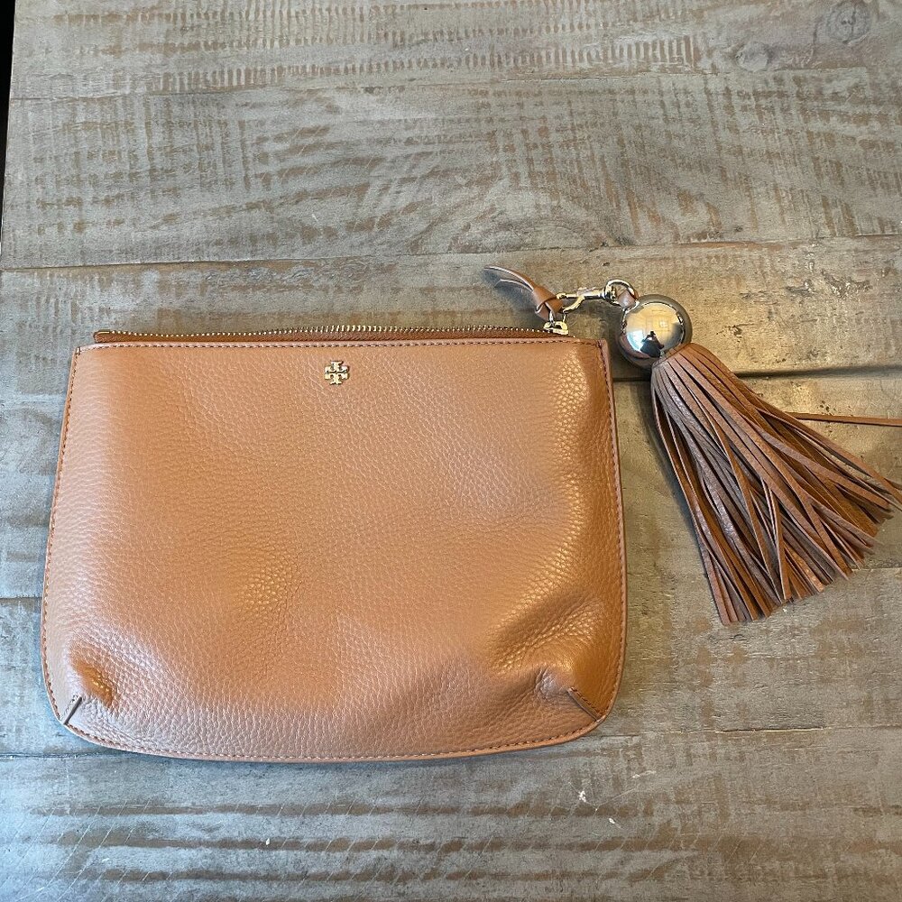Tory Burch Beige Leather Clutch – Lightly Used, Elegant & Chic!